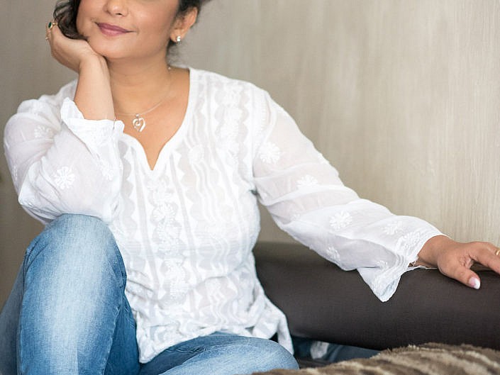 Divya Dutta portrait posing for the camera