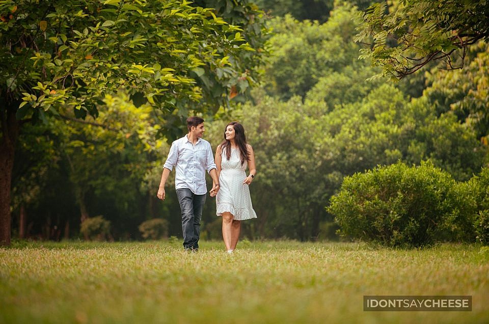Look at the best pre-wedding photoshoot outfit ideas here
