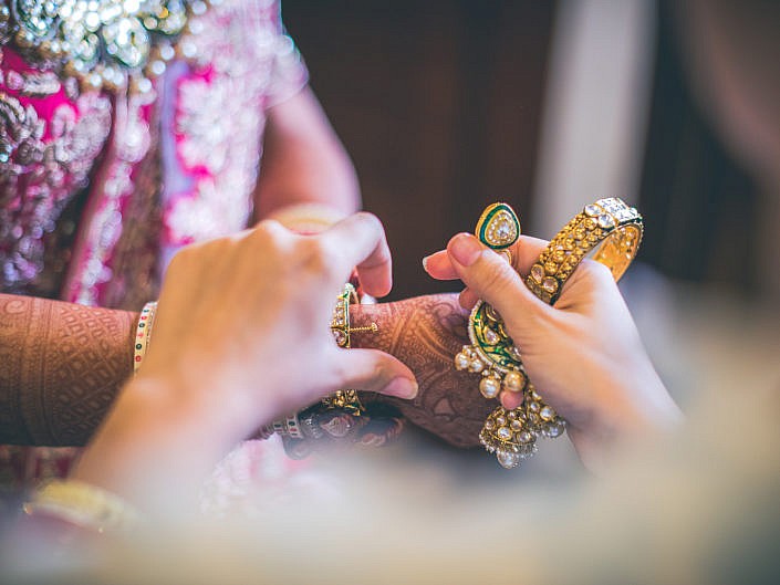 bride wearing kundan jewellery at indian wedding