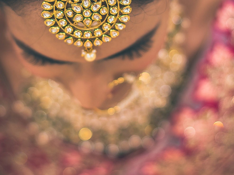 bride wearing maang tikka for her wedding