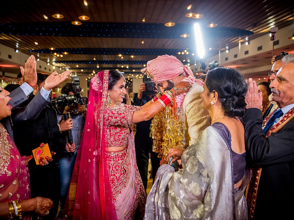 bride puts varmaala on groom at a delhi wedding