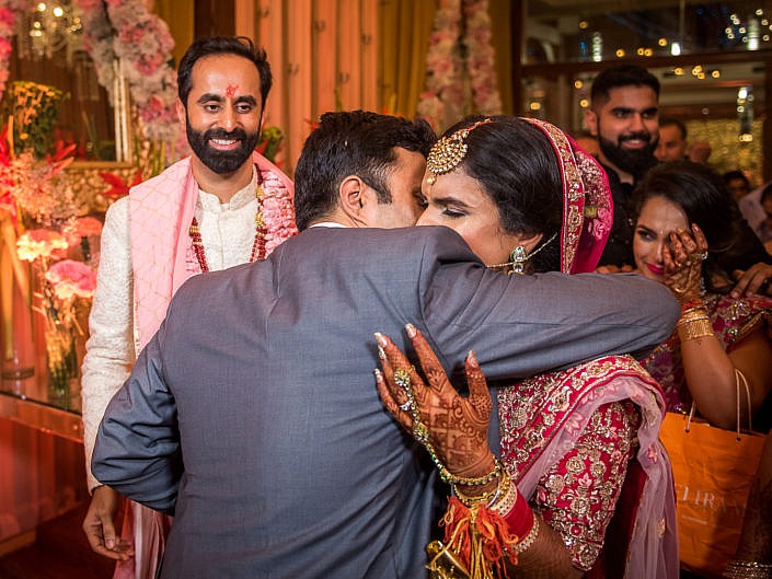 bride crying and hugging brother at vidaai